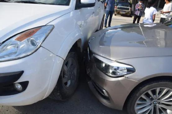 交通肇事律师（交通事故请律师要多少钱）