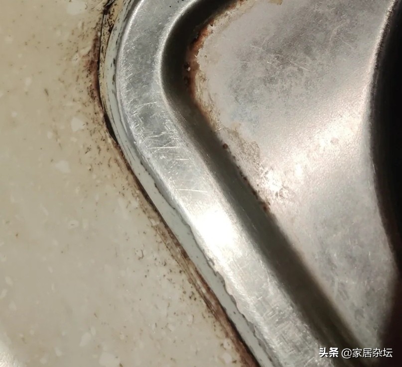 啫喱膏怎么用（水槽边发霉，不用换玻璃胶，教你正确方法，霉斑很快就会消失）