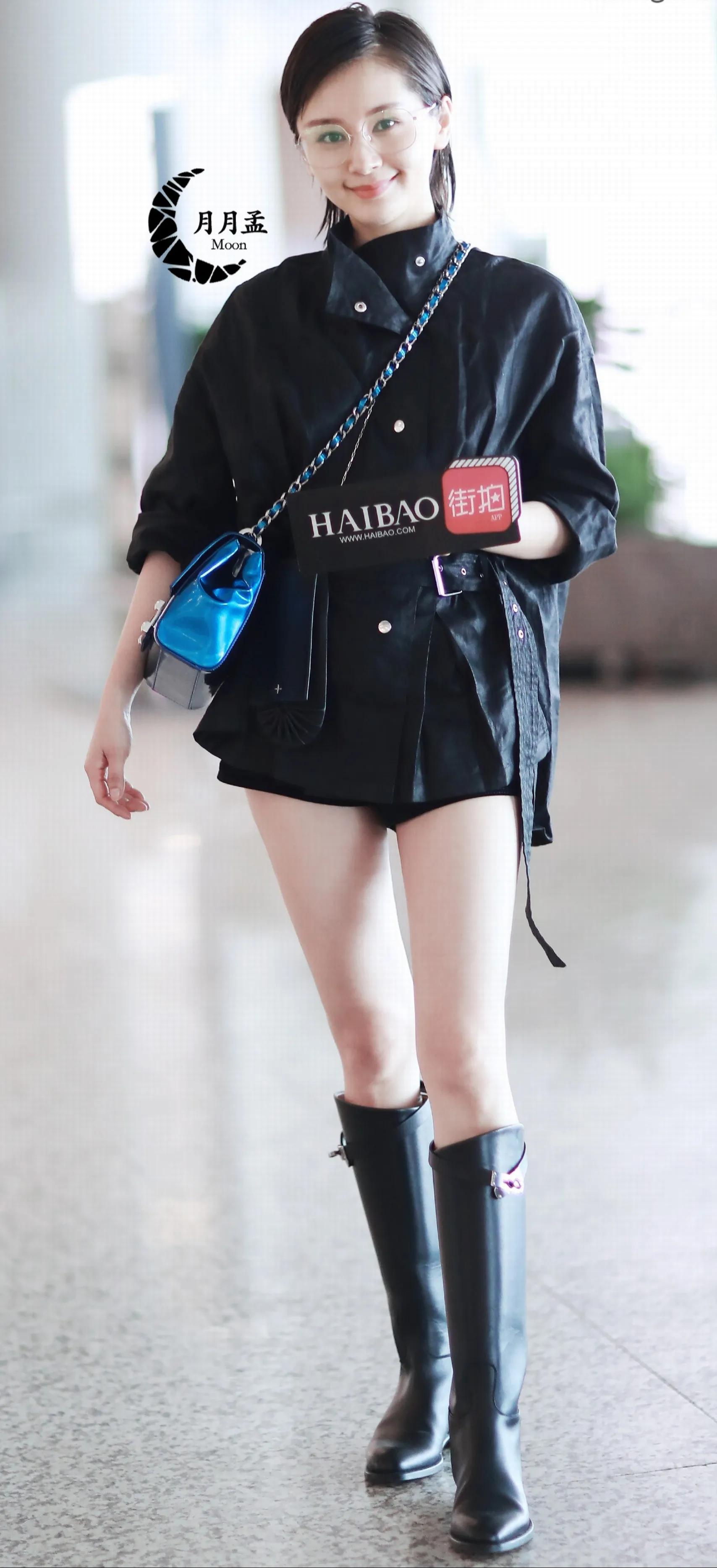 王子文机场大片，黑色外套和黑色短裤诠释经典，红唇妩媚动人