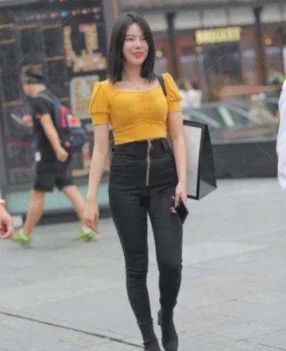 亮黄色小上衣配黑色高腰裤(黄色上衣配黑色短裤)