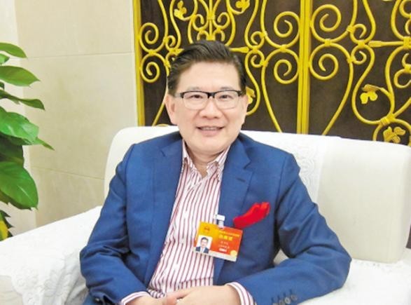 东方卫视名嘴袁鸣：丈夫是美籍华人，儿子十分可爱