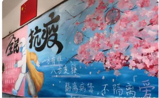 初中生“黑板报”火了，老师看后不舍得擦，网友：现在孩子真厉害