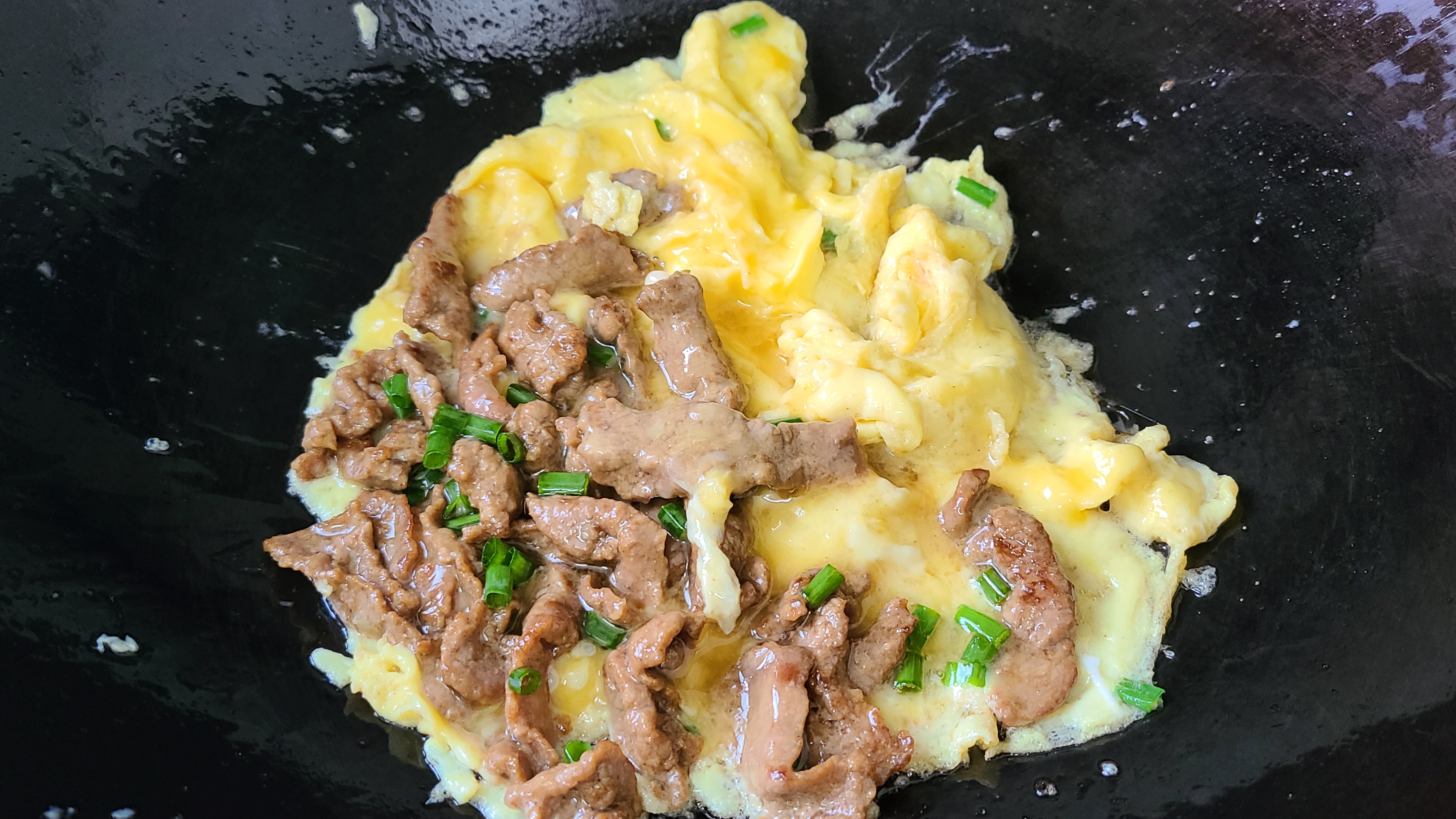 牛肉滑蛋，一道在广东出了名的美食，肉香嫩滑，做法还简单