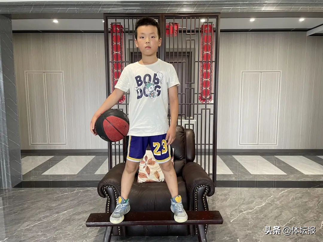 nba篮球小孩训练(9岁男孩板凳运球获百万点赞！未来想成为职业球员)