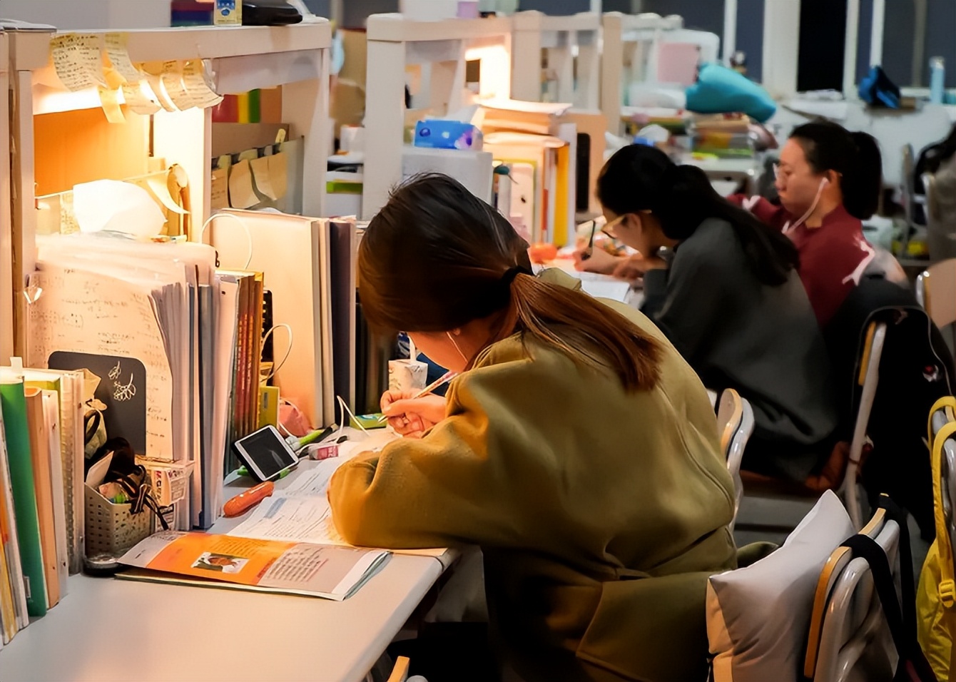 女生期末考试压力太大，面对室友痛哭流涕，看到专业后就理解了