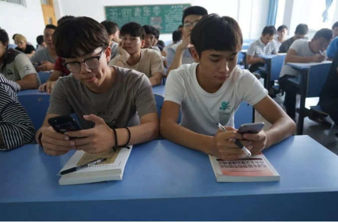 大学生迎来坏消息，多所高校学费上调，家长：上不起学了