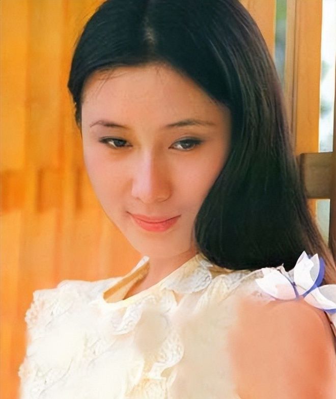 "牧羊女"丁岚:因《少林寺》走红,巅峰时远走他国,她后悔吗?