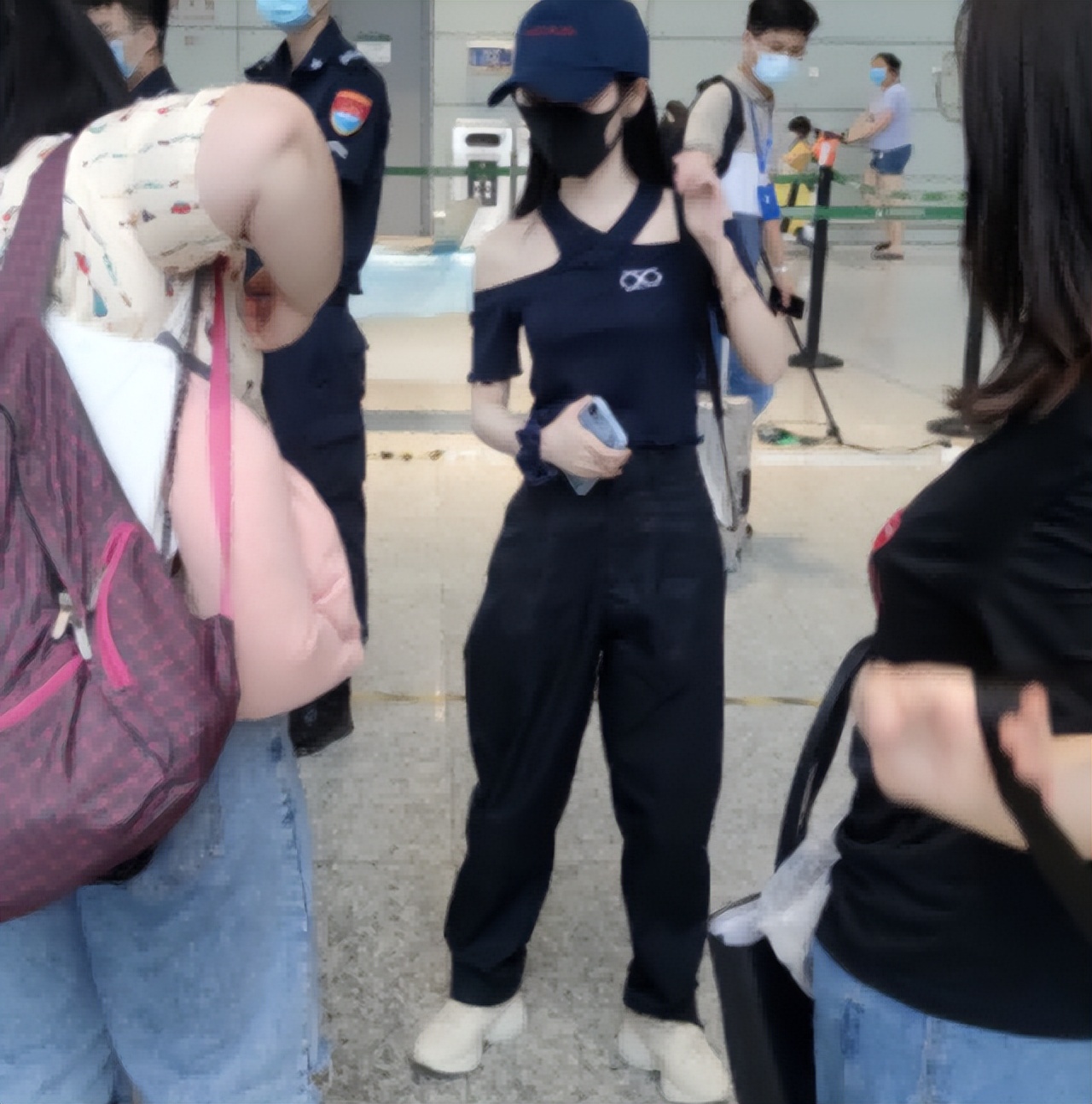 痘痘脸、赘肉、五五分！生图里的女星，让我看见了人间真实