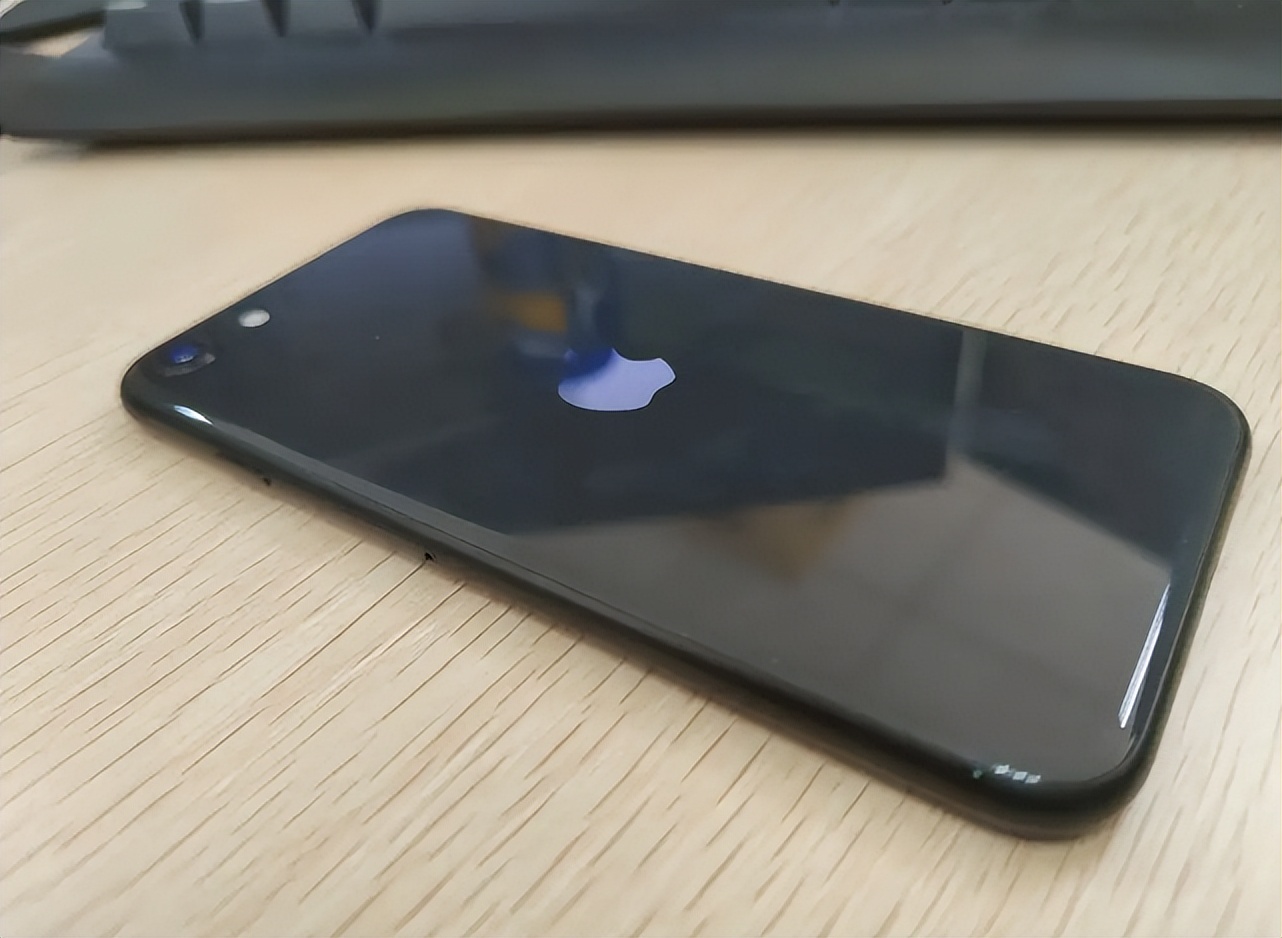 苹果沦为百元机，冲上热搜！库克这次诚意十足