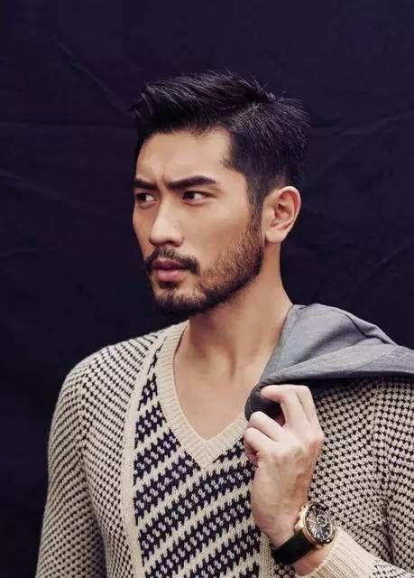 男人到了中年，尽量避开这3种发型，痞气又油腻，长得再帅也白搭