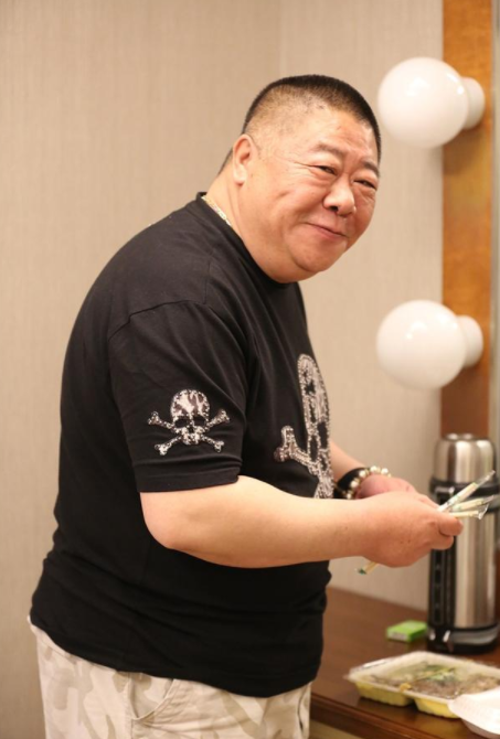 刘金山:为照顾病重父母丁克多年,53岁喜得子苦尽甘来