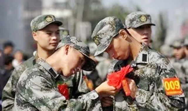 不靠颜值靠实力的三胞胎兄弟，原来学舞蹈，现在成了军营男子汉