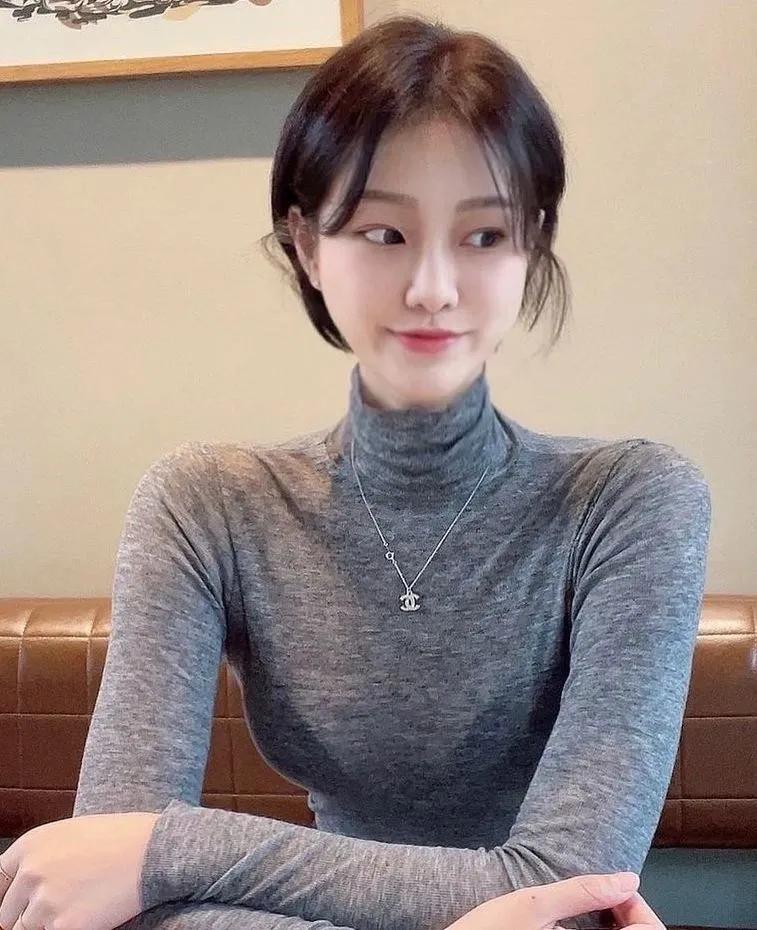 短发也性感让脸型看起来更加精致小巧,那么八字刘海怎么剪好看呢?
