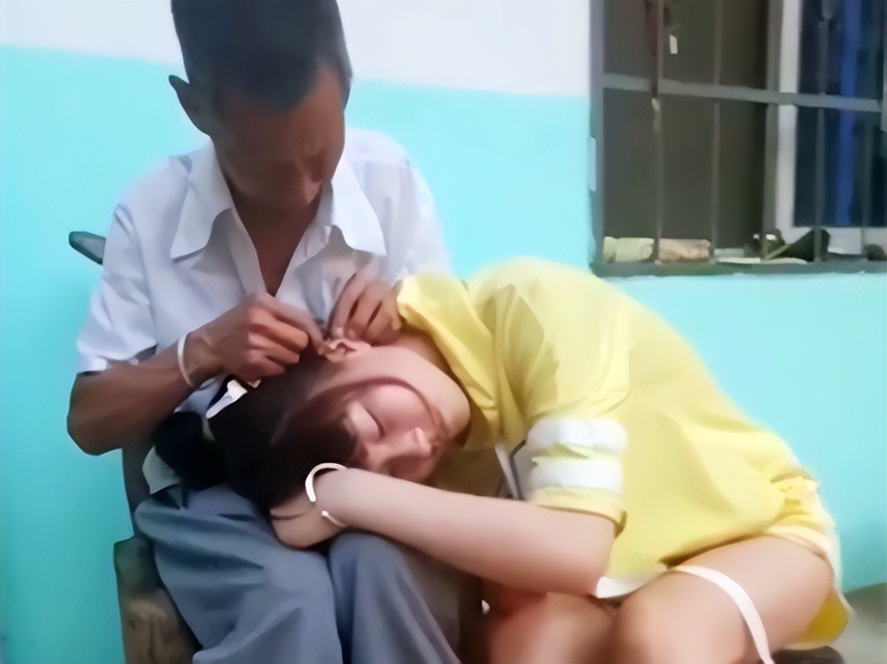 女婴被50岁老汉捡到，24年后身价千万，如今卖公司陪着养父去旅游