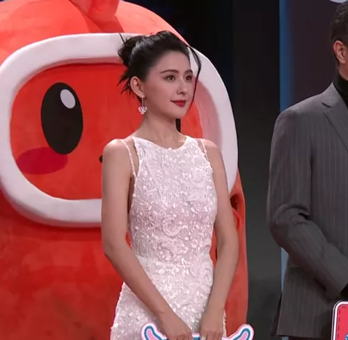 网络视听盛典最惊艳女星：张小斐颈，金晨飒爽，热巴雍容华美