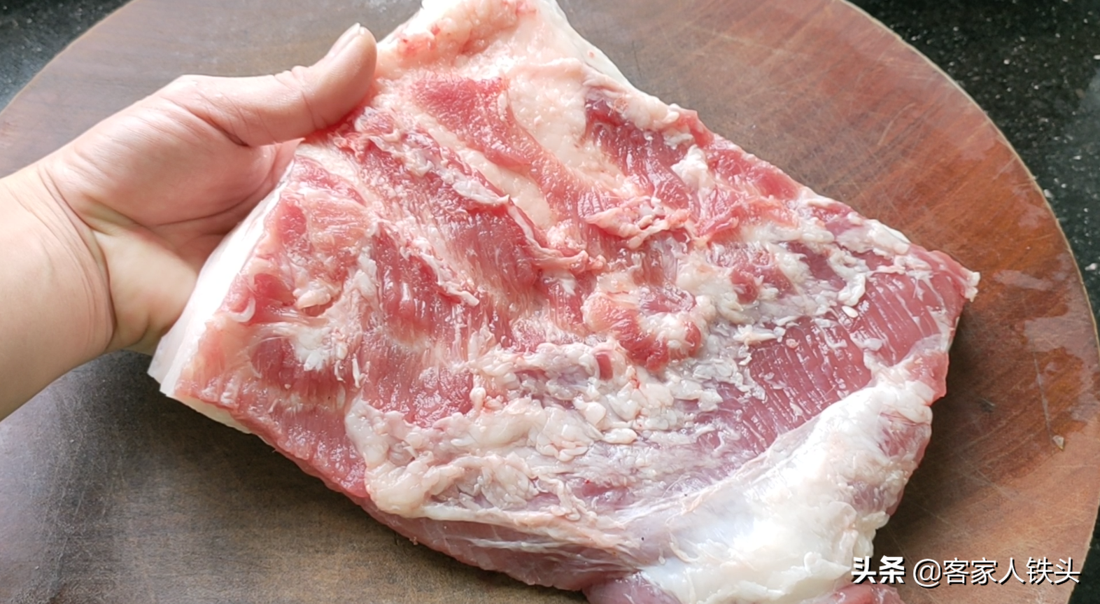 2斤五花肉，垫个竹网放入锅中，出锅软糯好吃又好看，做法很简单