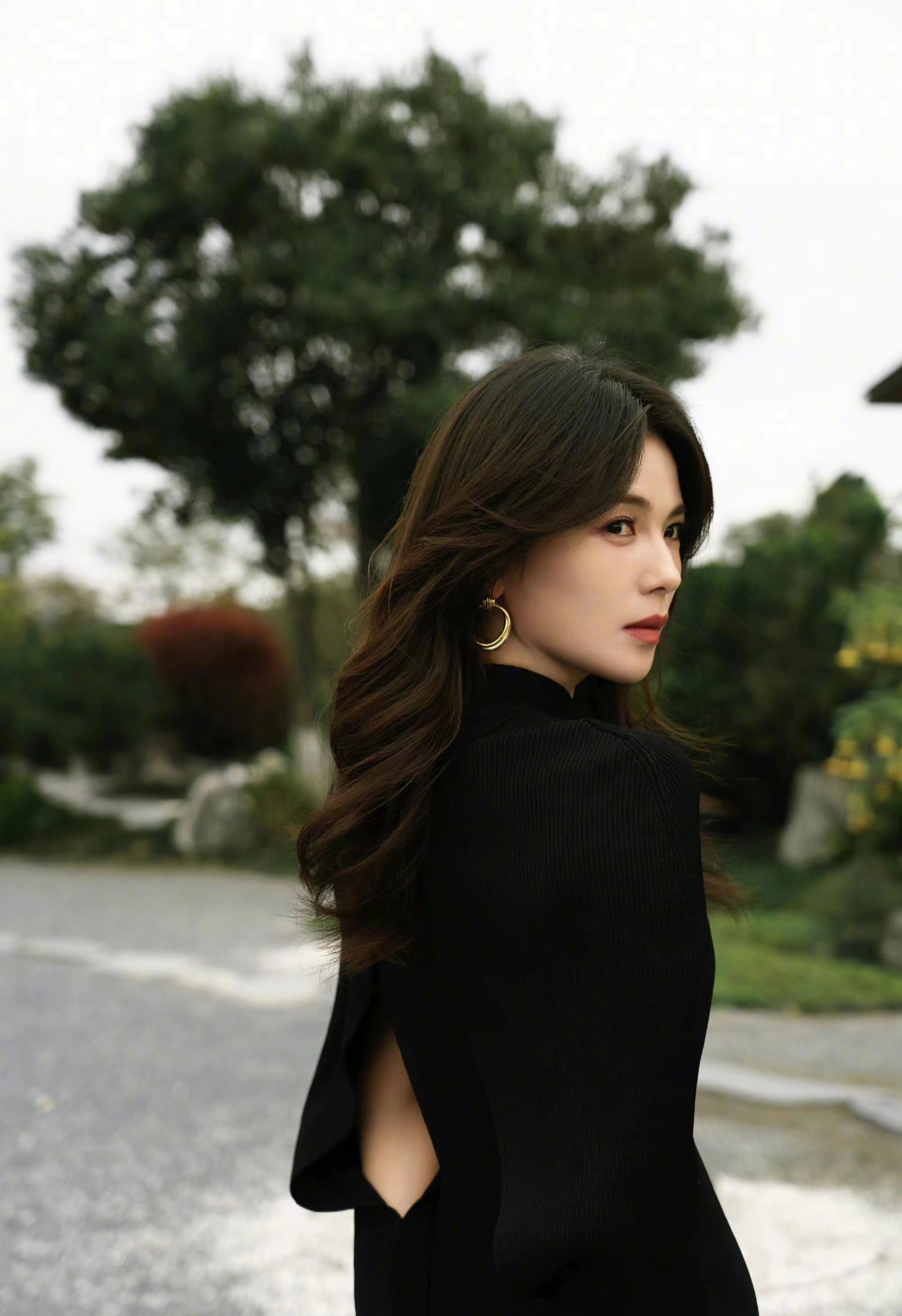 刘涛气质真好,穿简约小黑裙搭配高跟鞋,美得优雅大气