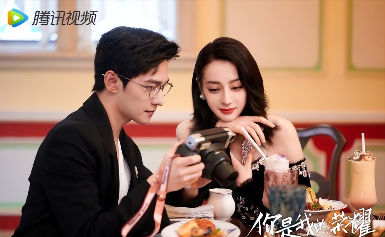 “定海神针”热巴真怕输!披战袍拍广告大片,戴珍珠项链有名媛范