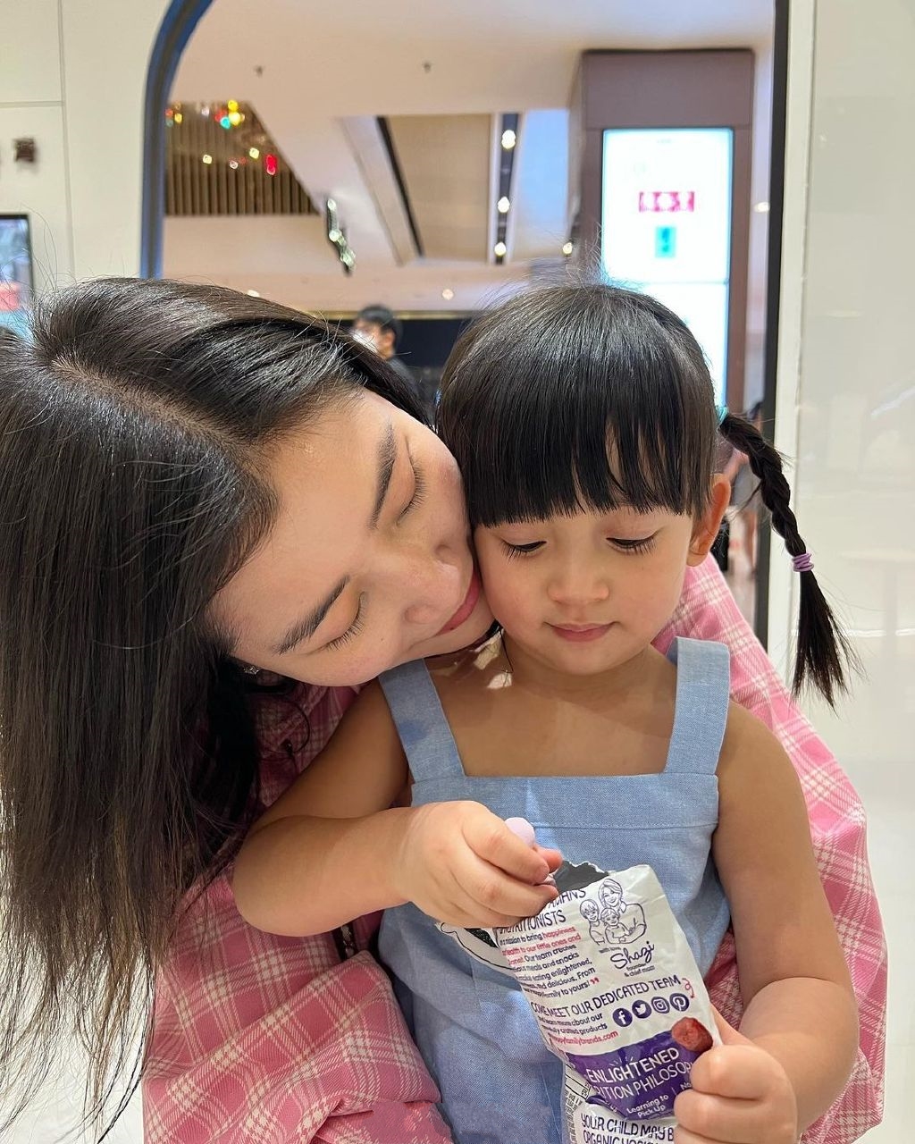 名媛严纪雯逛街，女儿颜值很高和妈妈超像，闺蜜有何超盈和文咏珊