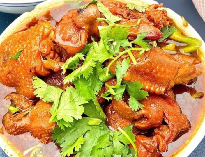 济宁火爆黄焖鸡，18元一碗半斤肉客人排队来吃，竟是用鸡腿做的？