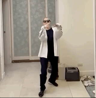 具俊晔隔离结束0点出关，坐车直奔大s家，小s模仿其唱跳迎新姐夫