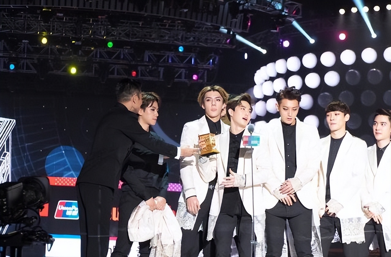 2019世界杯男单颁奖仪式(刘德华为exo颁奖却被全程无视?