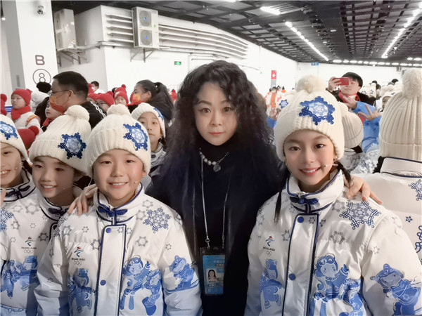 一起向未来！十佳设计师丁洁在鸟巢与孩子们“虎头虎脑”迎冬奥