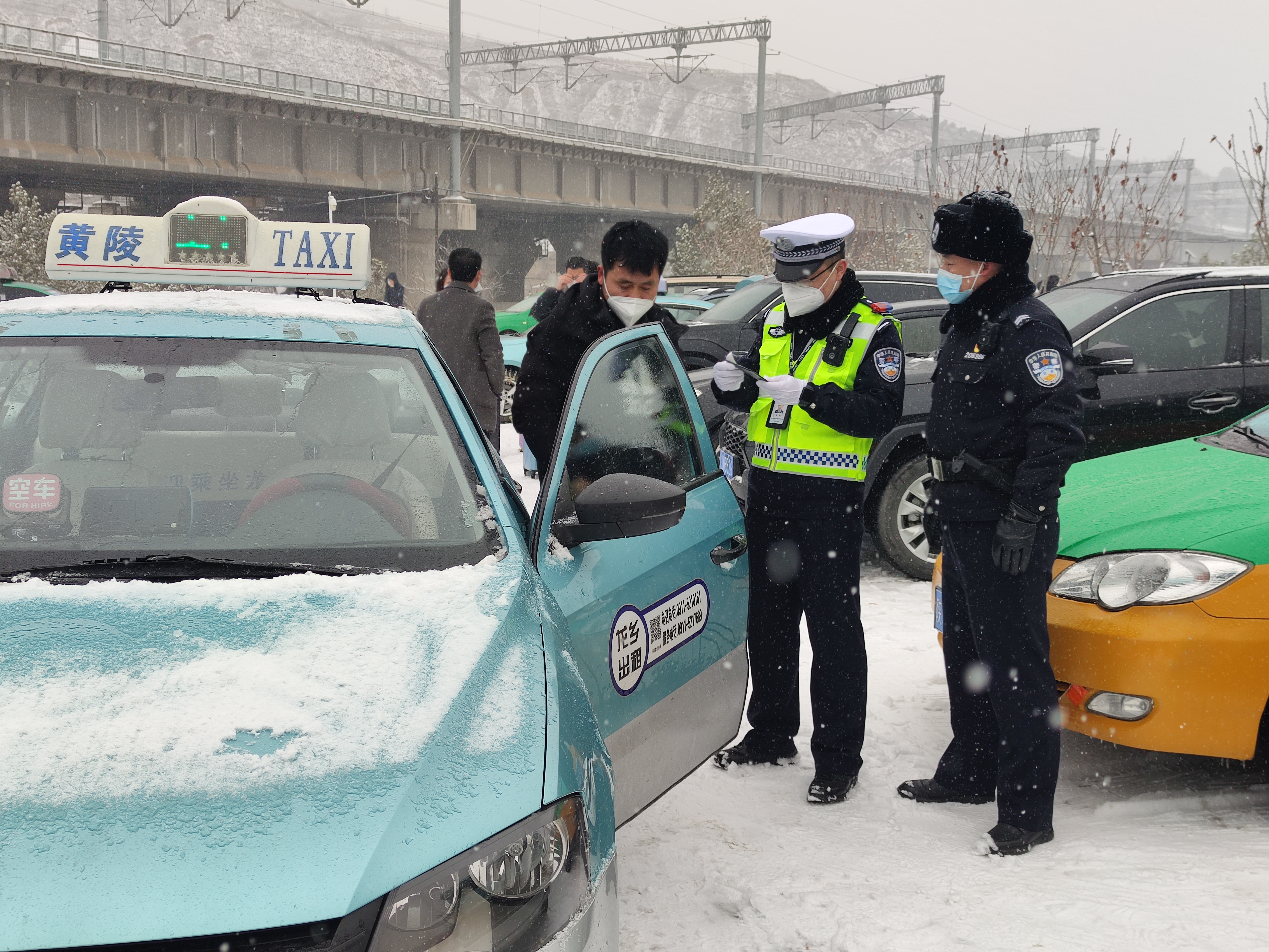 风雪春运路 延安铁警伴您同行