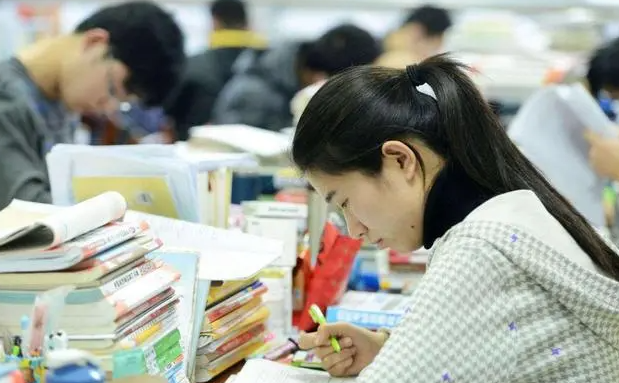 大学生专升本成功，一看专业傻眼了，“电竞学院”是什么鬼