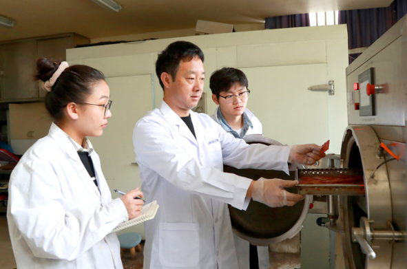 上海复旦副教授工资单火了，月工资不到1万，引热议：能活得起吗