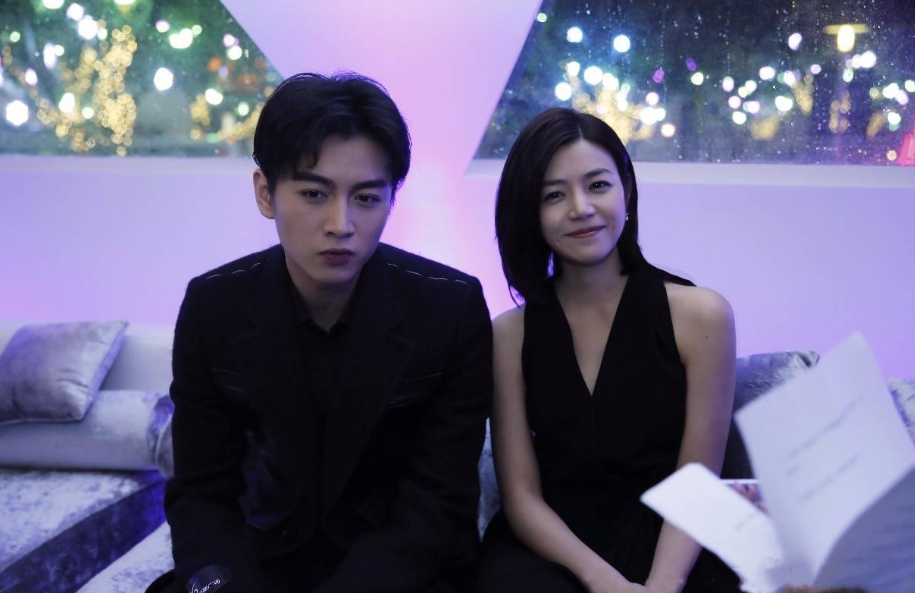 陈睦辰(陈妍希40岁生日罕晒全家福,与陈晓牵手切蛋糕,获儿子高情商