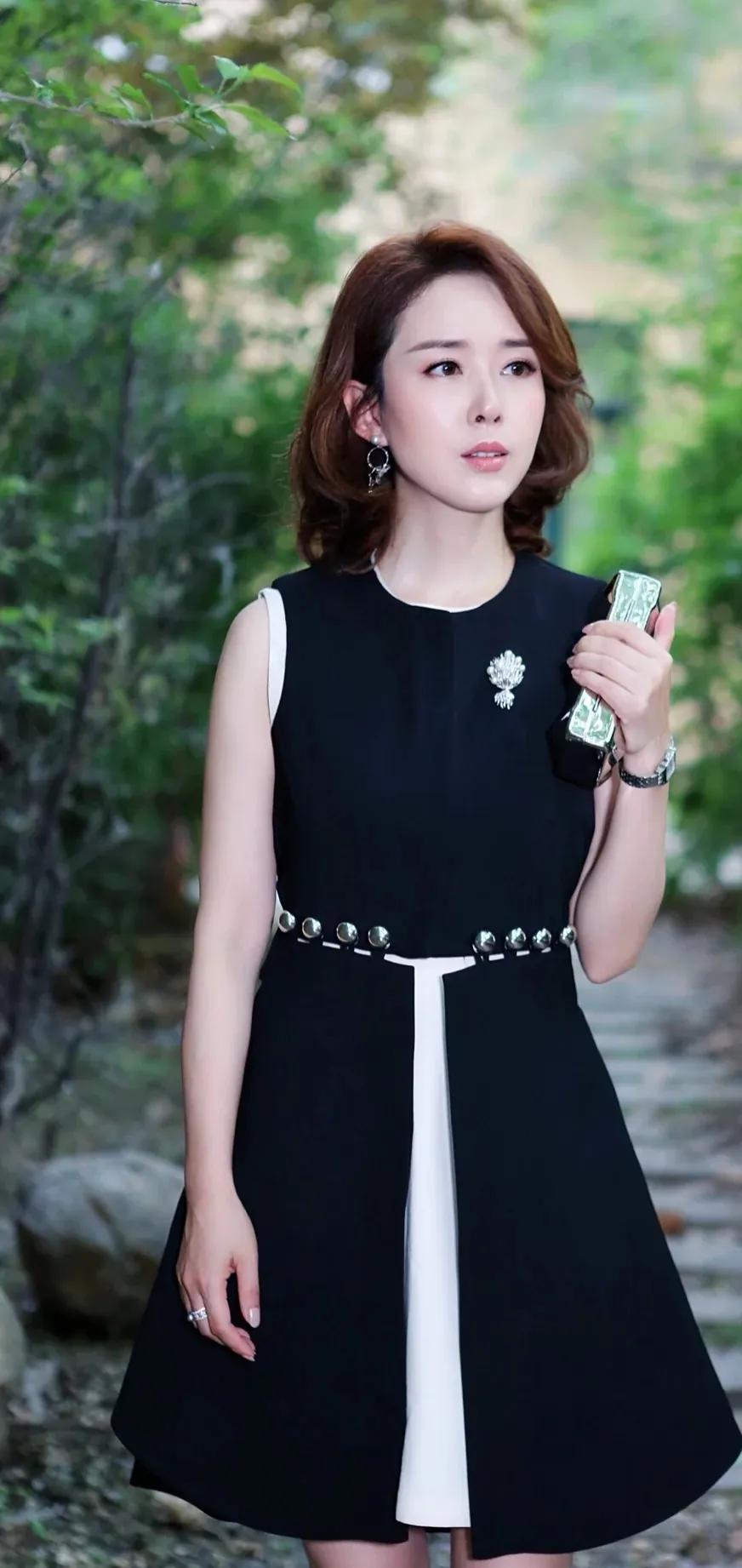 颜丹晨温柔对自己，打败时间，时尚又有女人味的美图合集