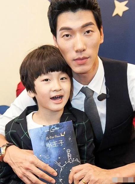 红得快，沉得也快，这8位“风光不再”的明星，如今有人露了原形