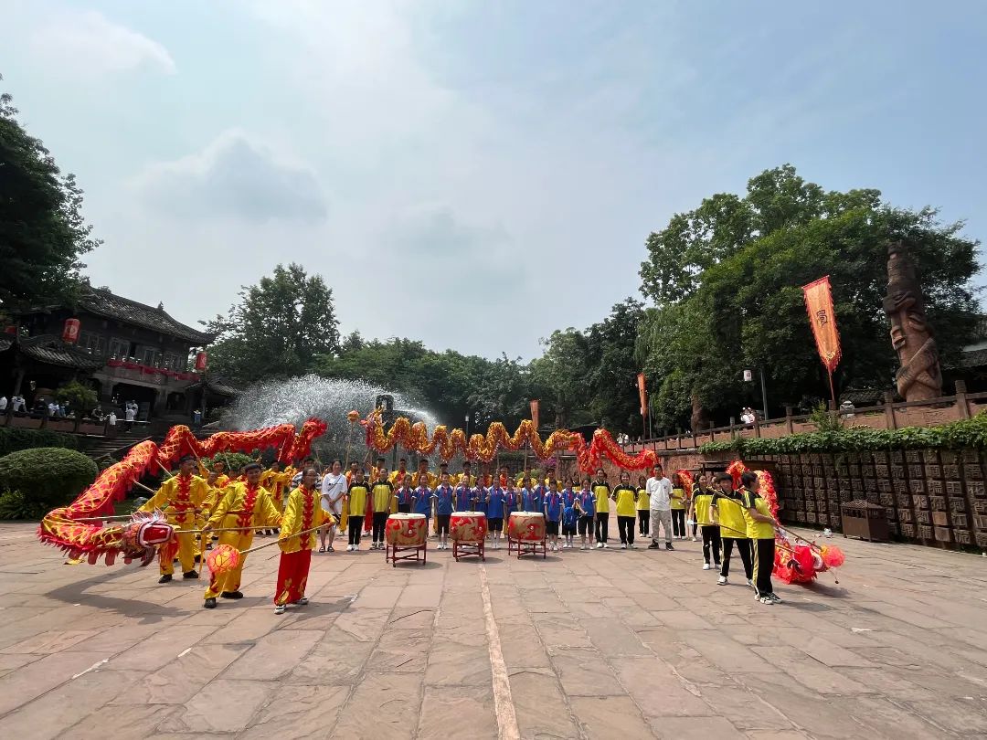 浓情端午 鼓乐龙腾——黄龙溪学校小龙队受邀参加景区文化展演活动