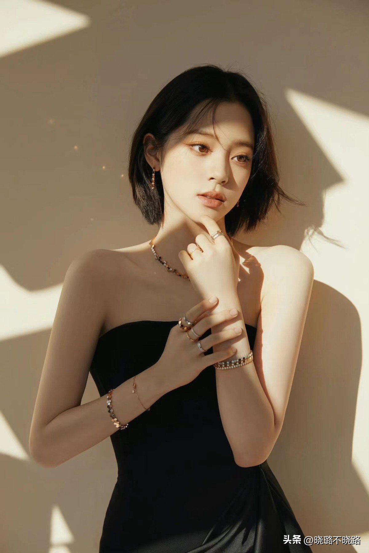 胖臉適合什么發型（方、圓臉的女生，放棄你的長發吧！試試這3種短發，洋氣還顯臉小）
