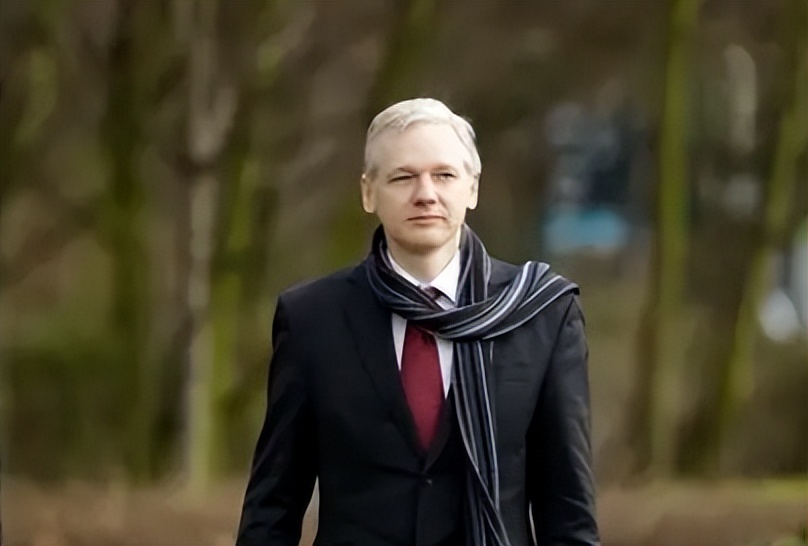 曝光美国大量黑料，掀翻希拉里，他是被美国全球通缉的顶级黑客