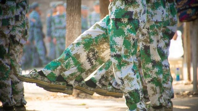 搬砖男孩高考620分，工地收到录取通知书，如今成边防排长