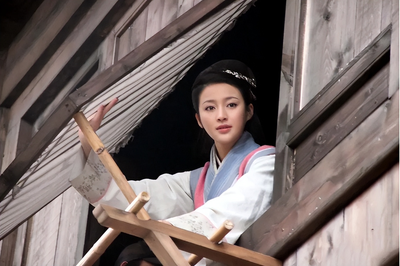 过气女明星窘况:街头卖唱,破产,卑微求工作,风光不再