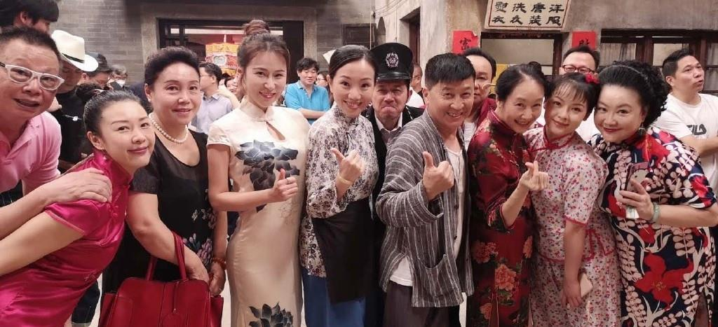 48岁的"韩师奶"董潼,戏里嫁给韩志丰,现实中的丈夫是华人富商