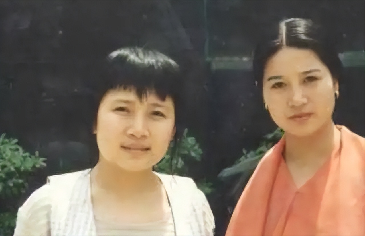 “一代歌后”李娜，巅峰时期力压韩红，为何削发为尼选择出家？