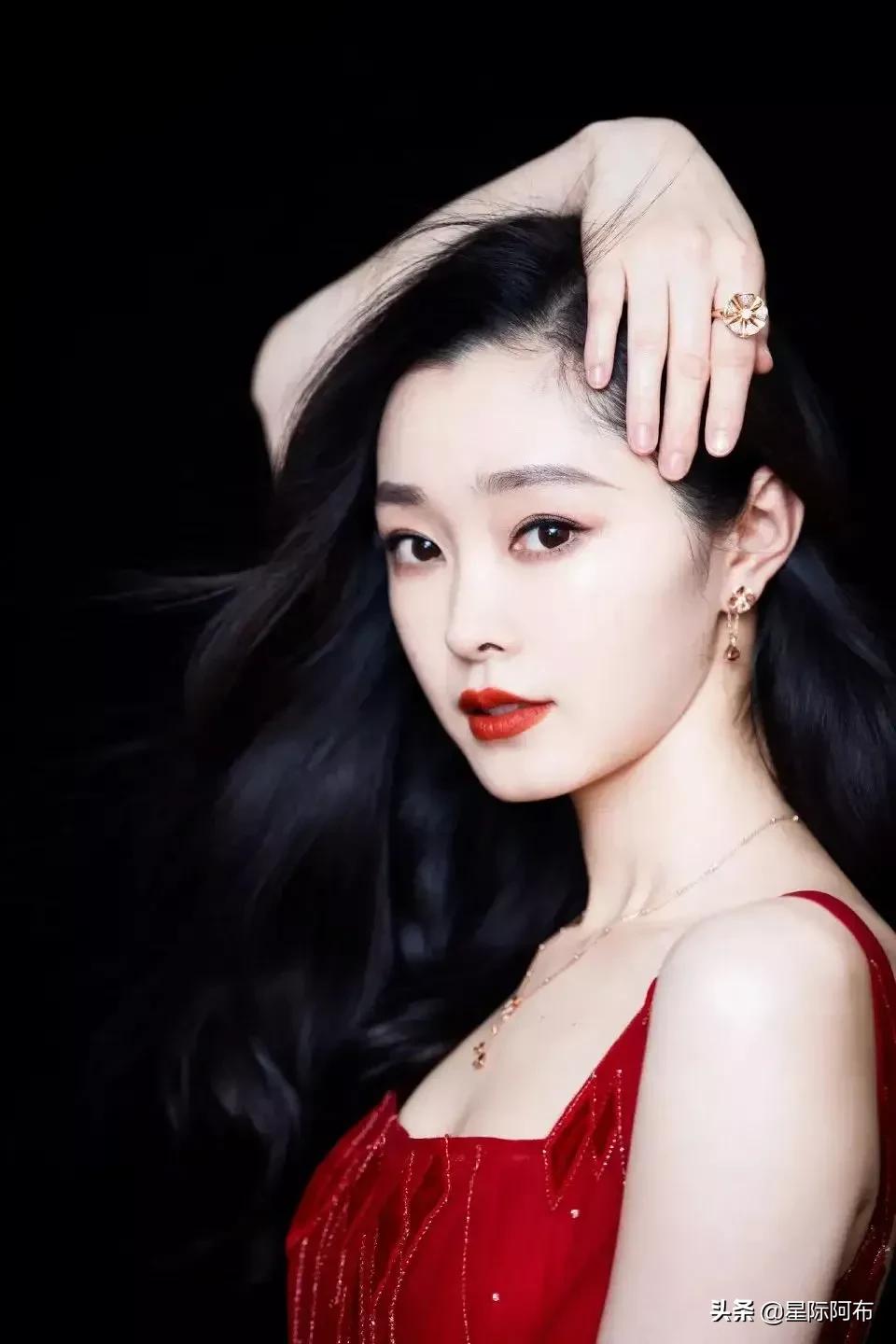 宋轶最迷人的当数她的眼睛。一双水汪汪的大眼睛，脉脉含情