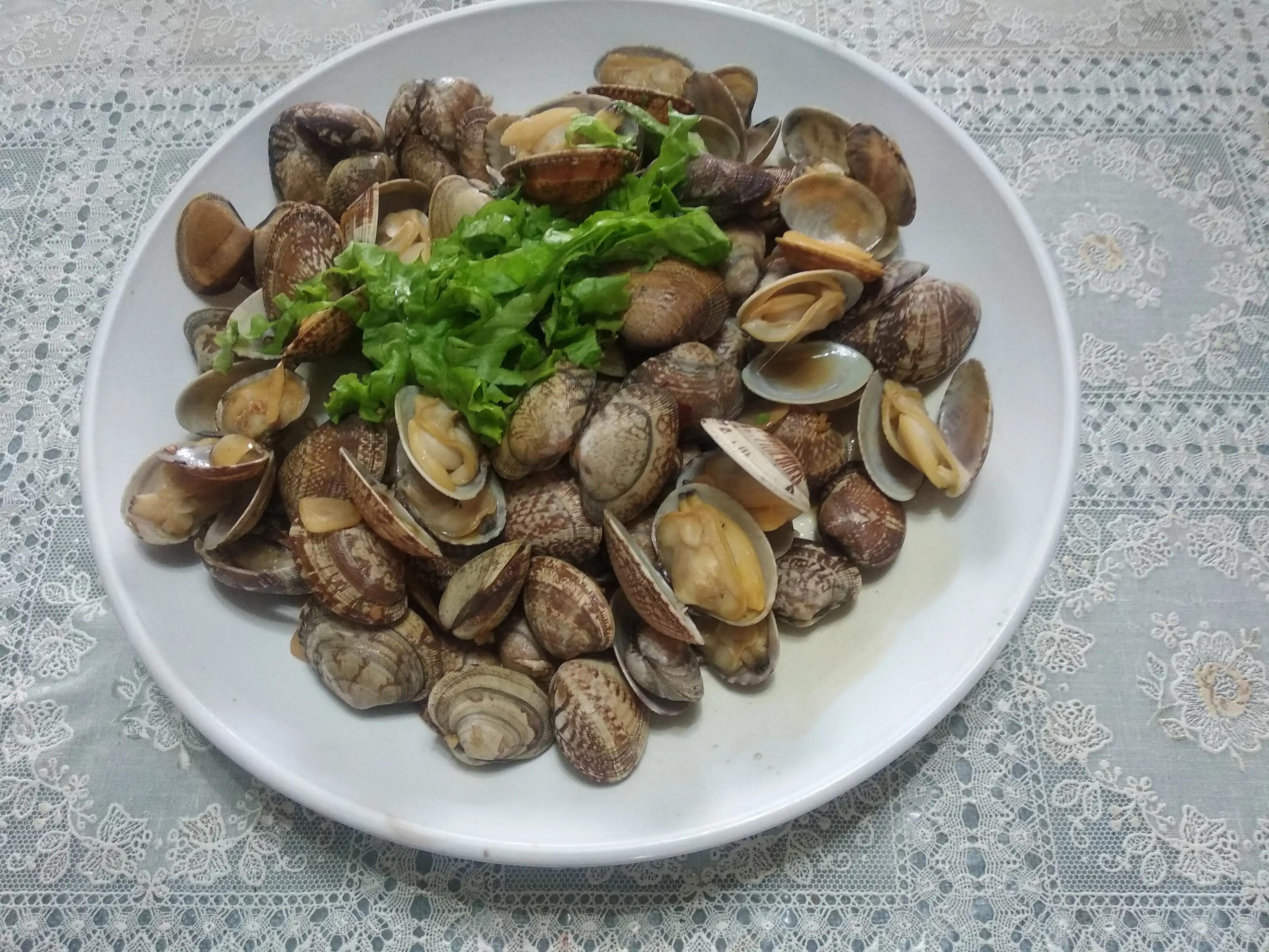 1,蛤蜊青岛的小海鲜因为产于黄海,所以自带鲜甜的口感,来青岛海鲜是不