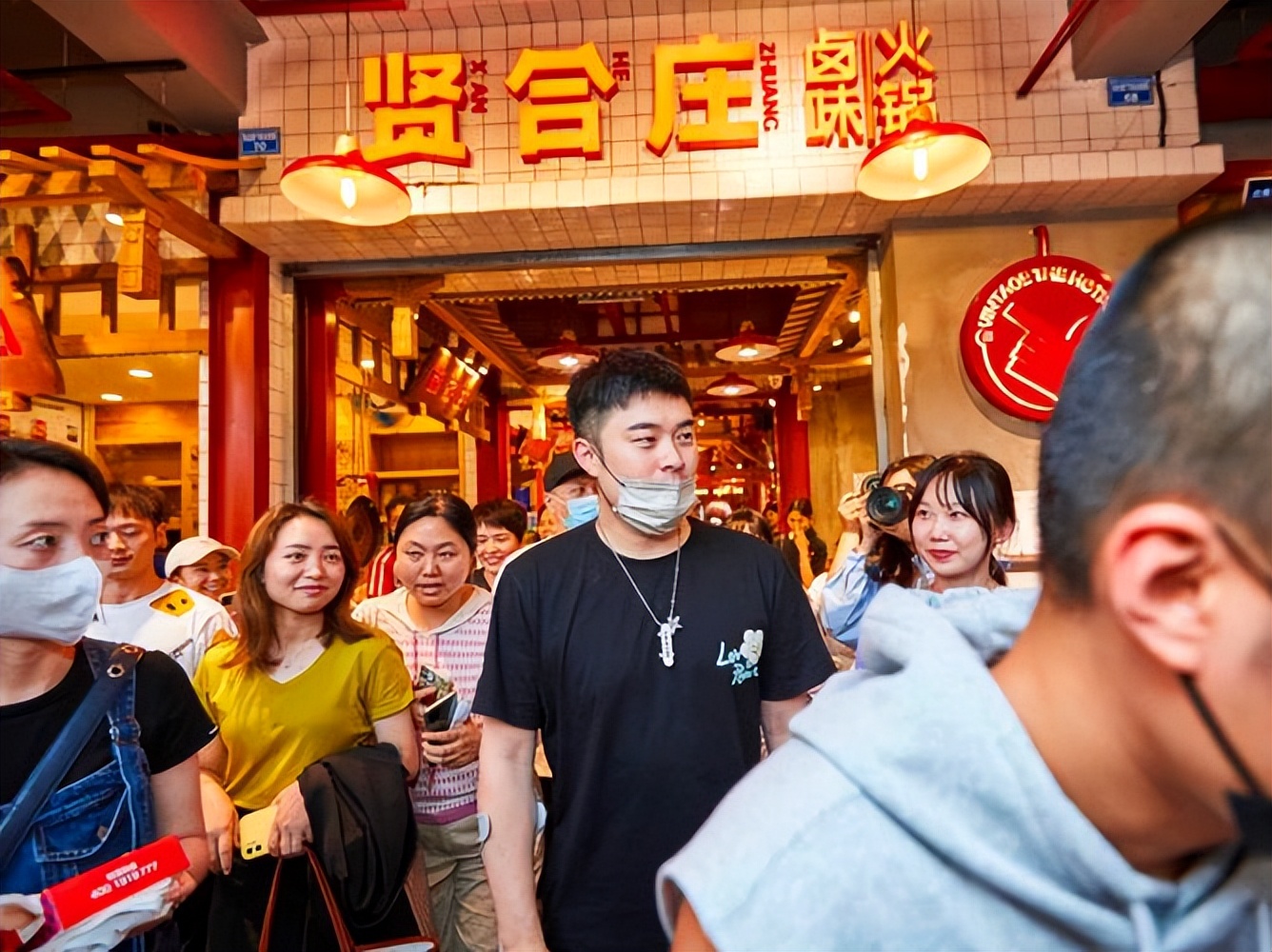 4元成本卖上千，一盘毛肚380，这些明星坑起粉丝来真不手软