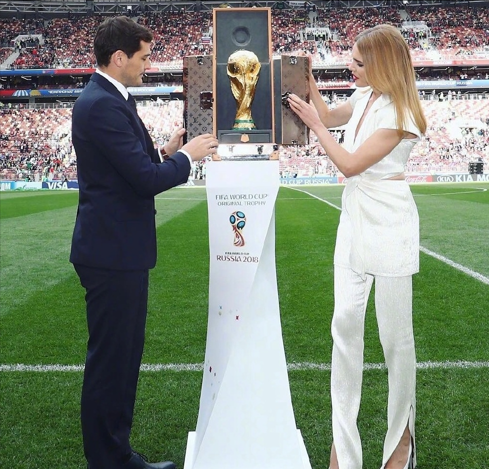 吉娘娘2014年世界杯（超模也爱足球，34岁吉娘娘、36岁水果娜，助阵本国世界杯开幕式）