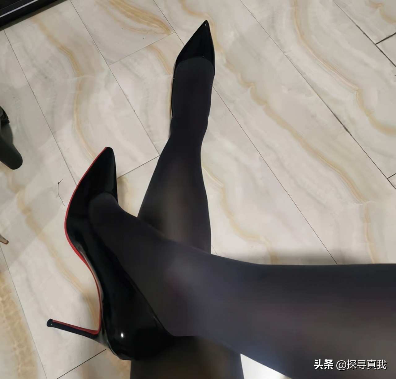 大妈穿黑丝袜，被路人拍摄腿，抓其说变态，是变态？黑丝袜的困惑