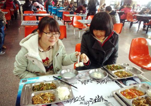 南工大封校后，食堂挂出“嚣张标语”，学生：待解封后再看