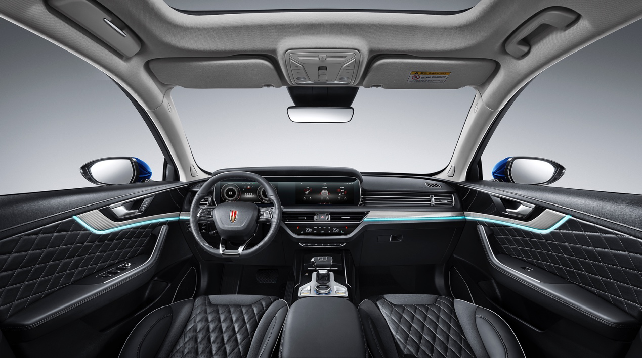 内饰豪华,全景天窗,一体式屏幕设计,hud抬头显示,贯穿式空调出风口
