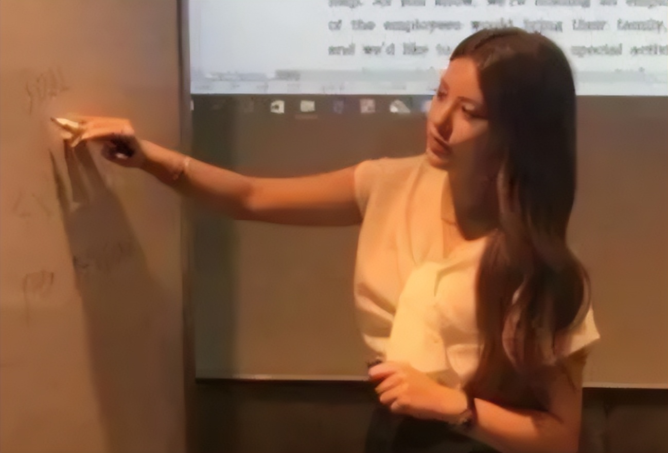 上海一高校女教师火了，五官精致着装时尚，男生女生抢着上课