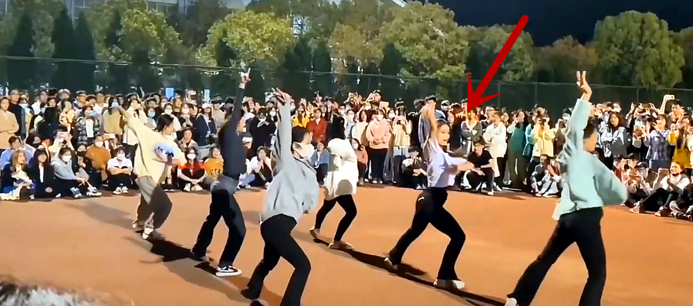 安师大“白衣小姐姐”火了，带领同学跳广场舞，却出现质疑的声音