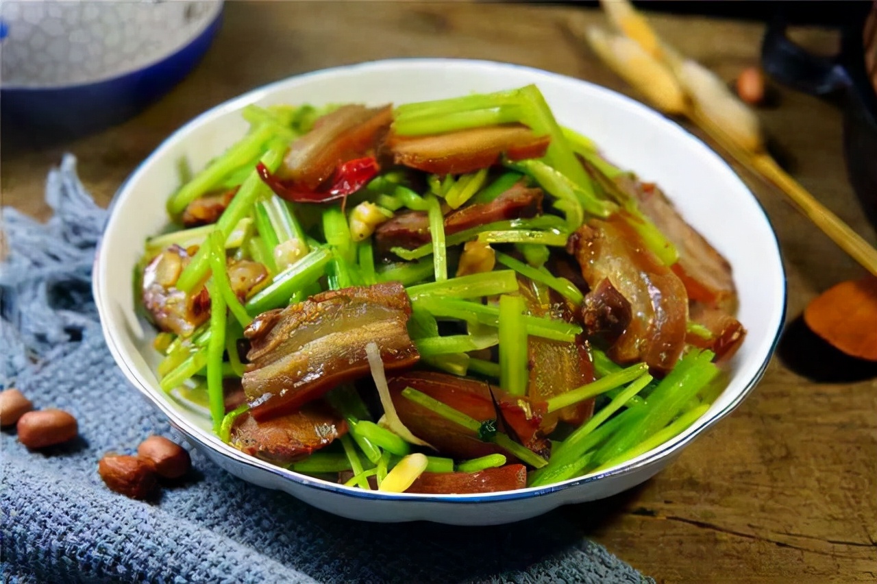 广东人炒青菜，为啥翠绿鲜嫩不出水？其实诀窍很简单，看完明白了